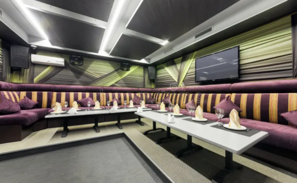 Cafe modern dan mewah dengan desain kamar VIP